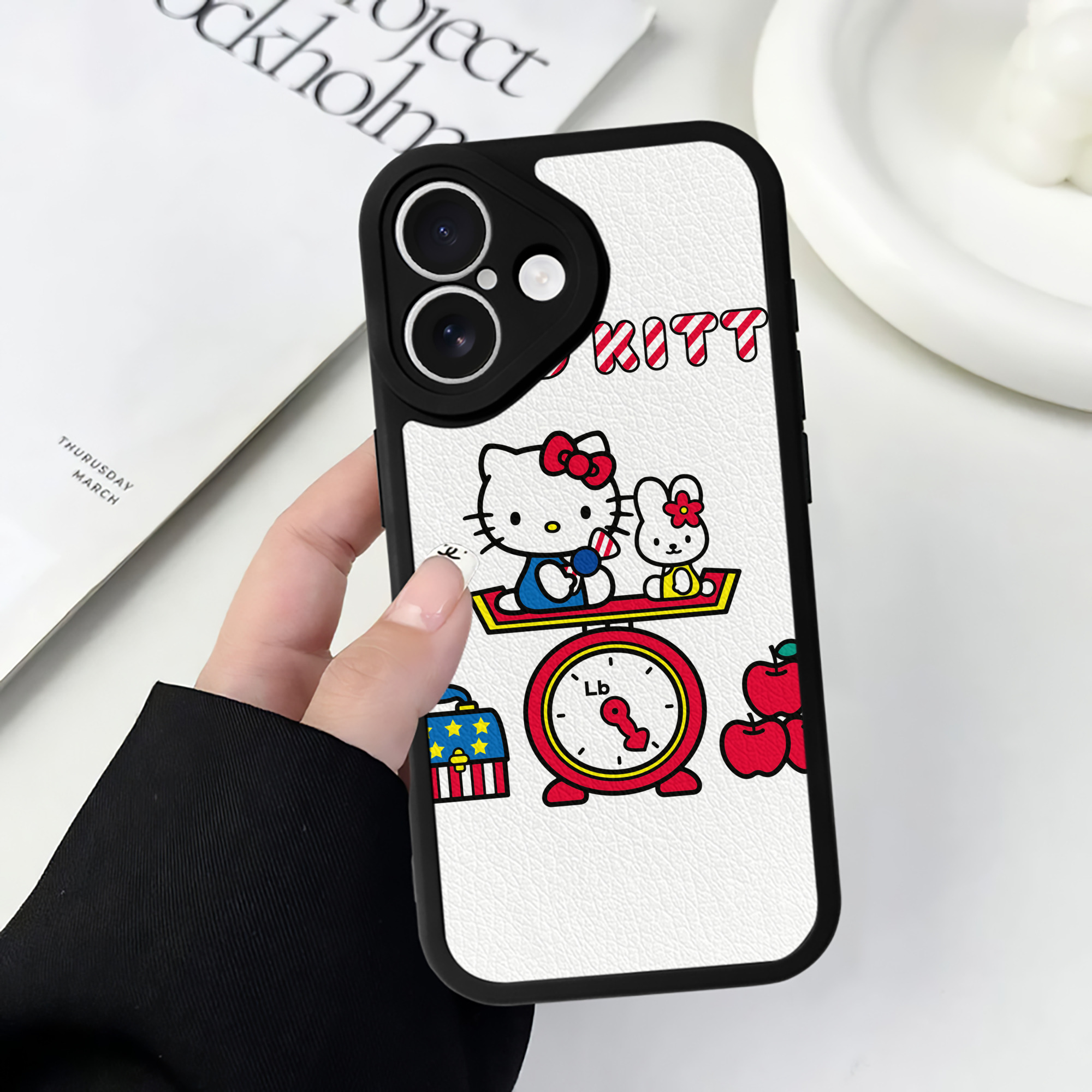 （画像用） Hello Kitty ハローキティ 【iPhone 16シリーズ対応】シリコンスマホケース（レザー調） 材質：シリコン